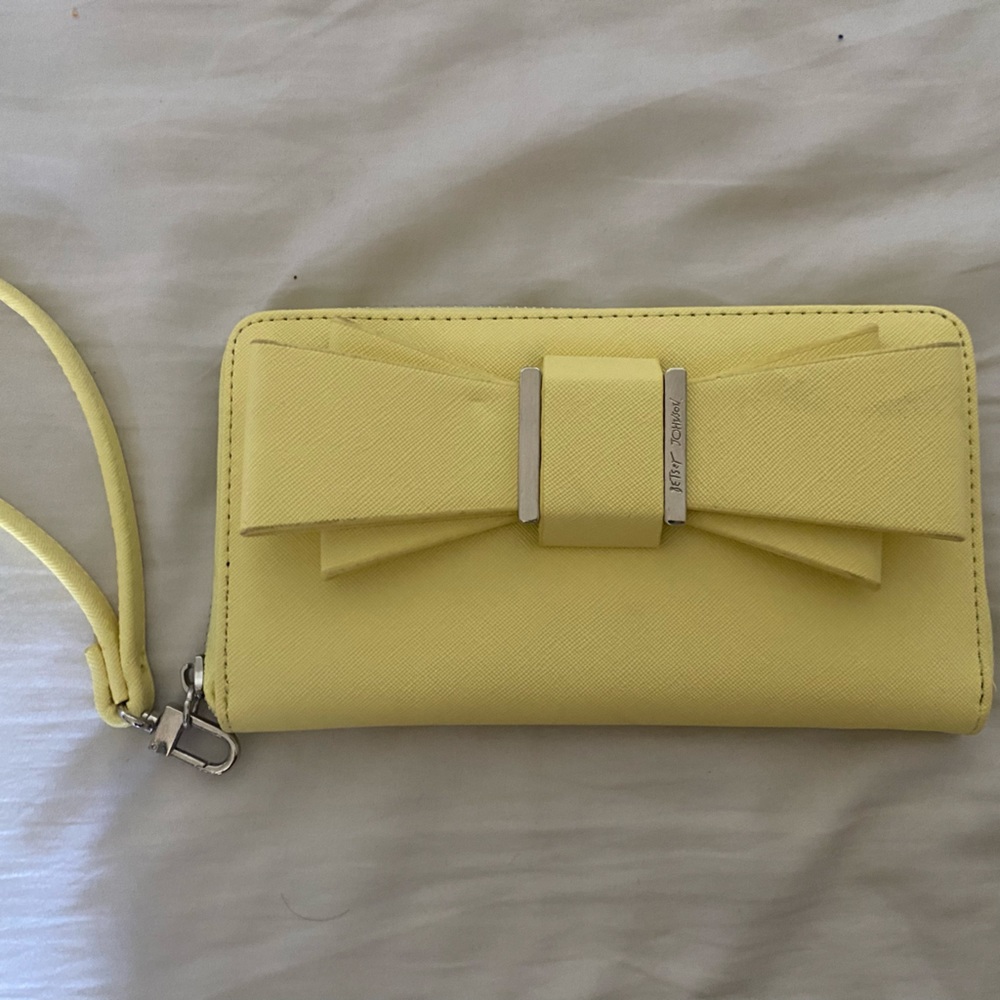 Yellow clutch